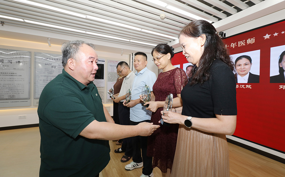 1787134069206294.jpg 院长朱秀龙向从医三十年医师赠送纪念牌.jpg