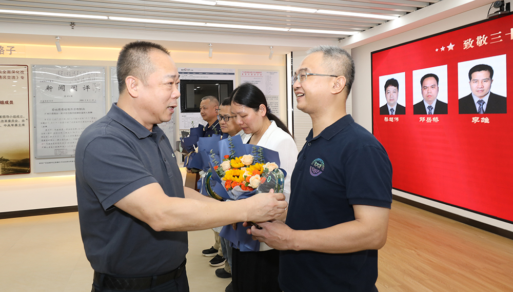 1787134089899272.jpg 党委书记车斯尧向从医三十年医师赠送纪念牌.jpg