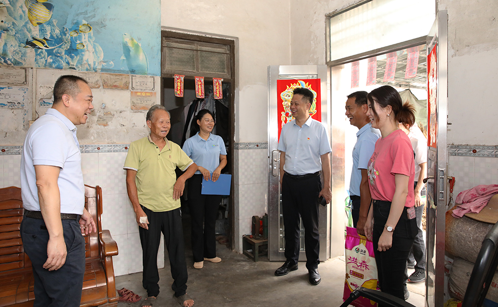 1 高州市人民医院慰问组到困难党员家中慰问，每到一户都关切询问他们的生活和身体情况。图为医院党委书记车斯尧（左一）、党委专职副书记冯庆艺（左四）慰问困难党员彭振中（左二）时，彭振中分享的趣事引得众人开怀而笑.JPG