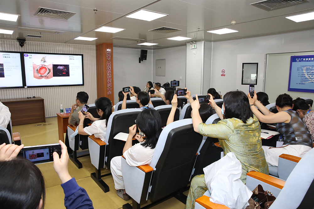 学员们认真听课并用手机记录.jpg