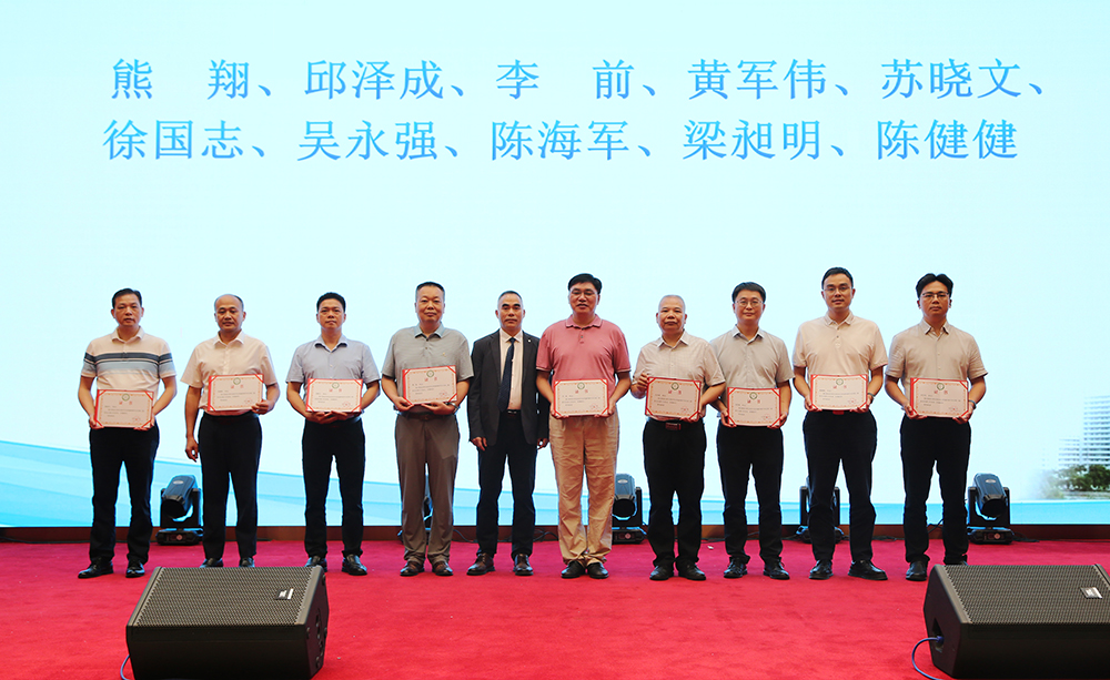 陈钦寿教授为副主任委员颁发证书.JPG