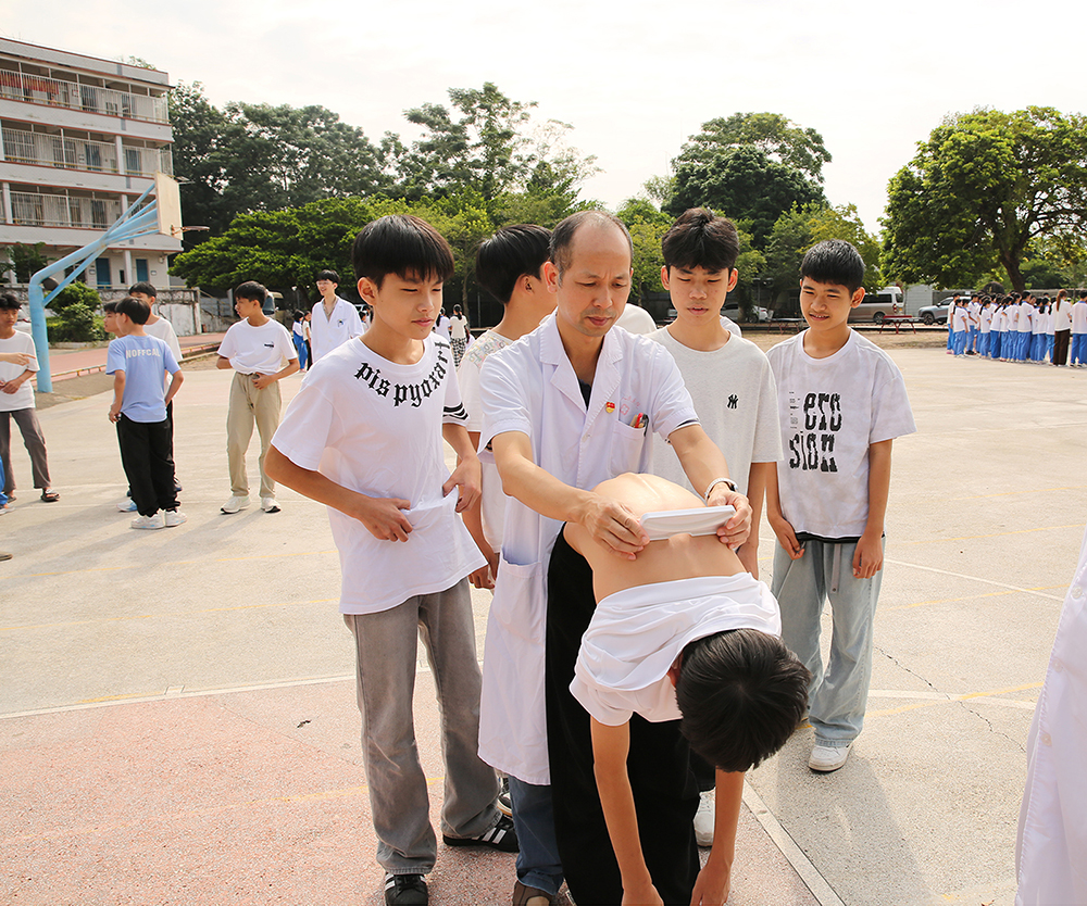 1789458216302747.jpg 凌畅泉副主任脊柱侧弯筛查0.jpg