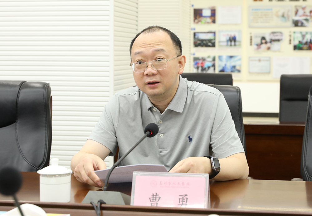 1789897436527573.jpg 1 高州市人民医院副院长曹勇出席座谈会.jpg